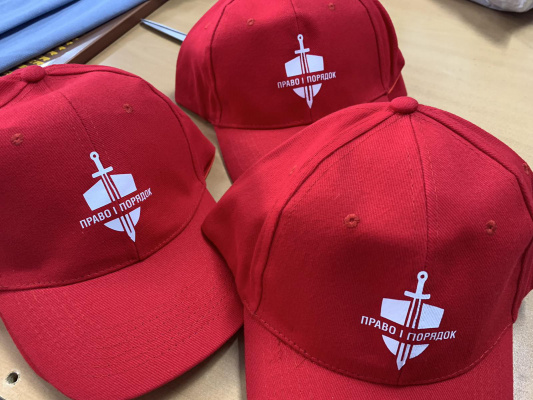 Красные кепки с логотипом