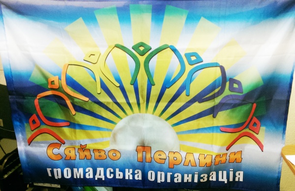 Цветные флаги с логотипом