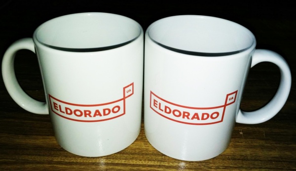 Чашки с красным логотипом