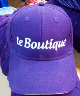 Кепка с брендом La Boutique