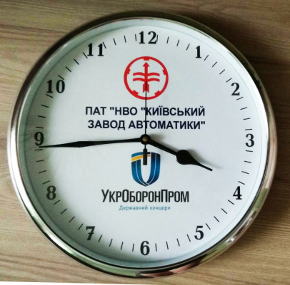 Часы с двумя логотипами