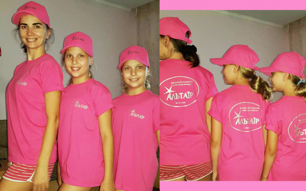 Розовые футболки с логотипом