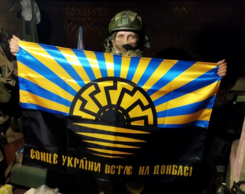 Прапор Солнце України встає на Донбасі