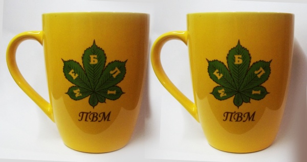 Желтая чашка тюльпан с логотипом
