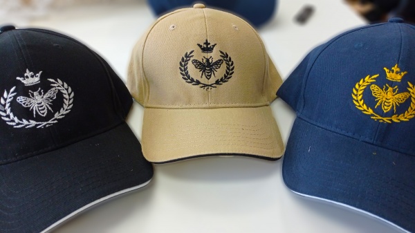 Бежевые кепки с логотипом