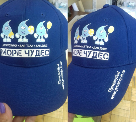 Фирменные кепки с логотипом на козырьке