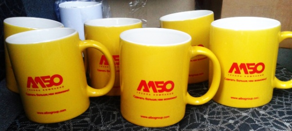 Желтые чашки с логотипом