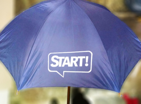 Синий зонт с печатью “Start!”