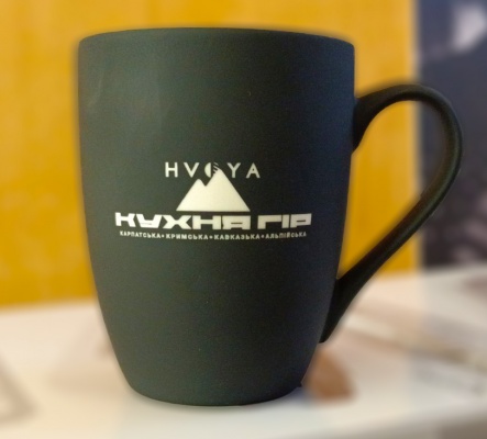 Черная чашка с логотипом