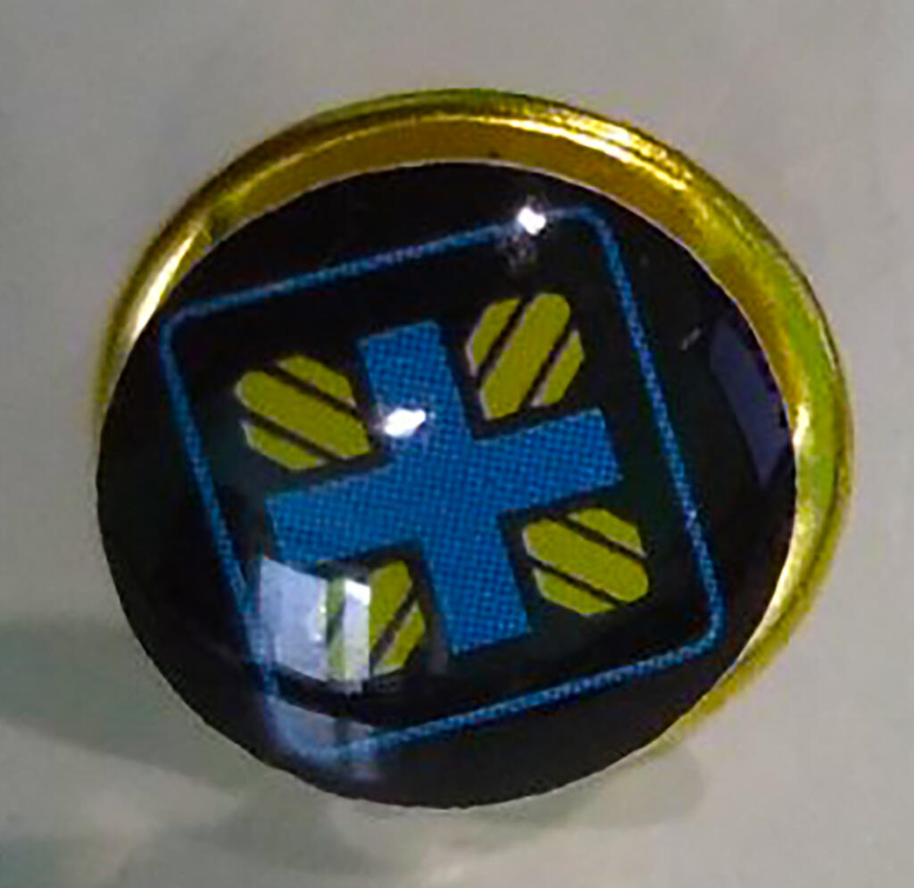 Значок шильда з логотипом карітас