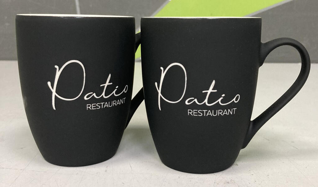 Матова чорна чашка з логотипом