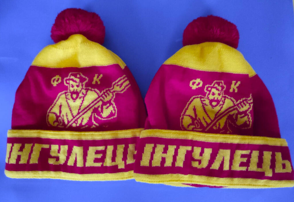 В’язана шапка з бубоном