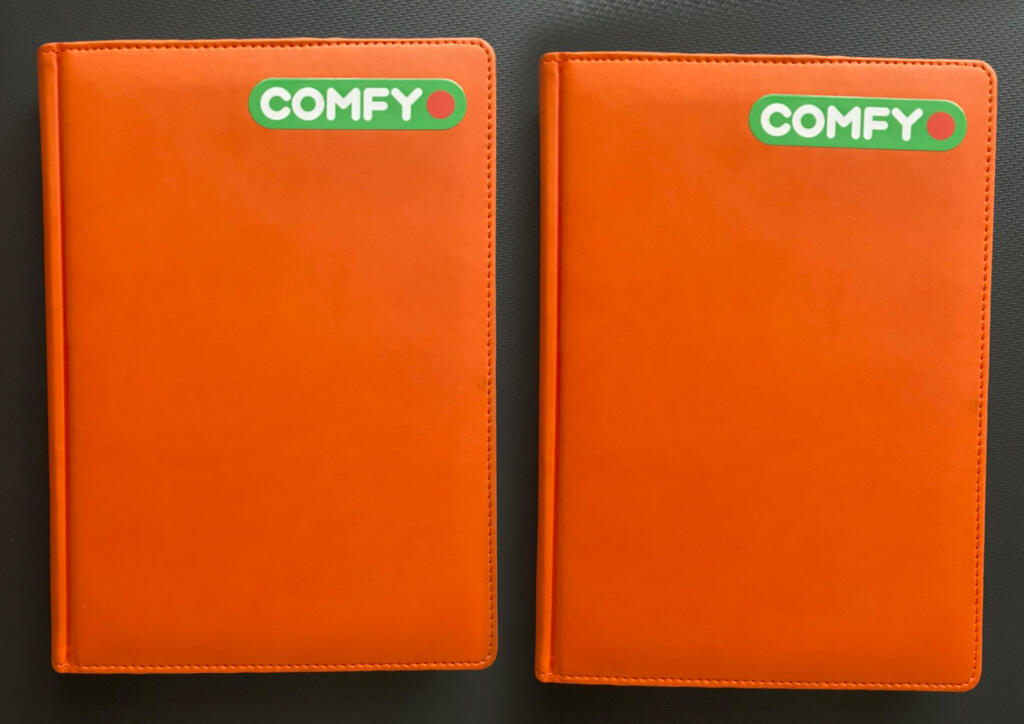 Помаранчевий щоденник датований з емблемою