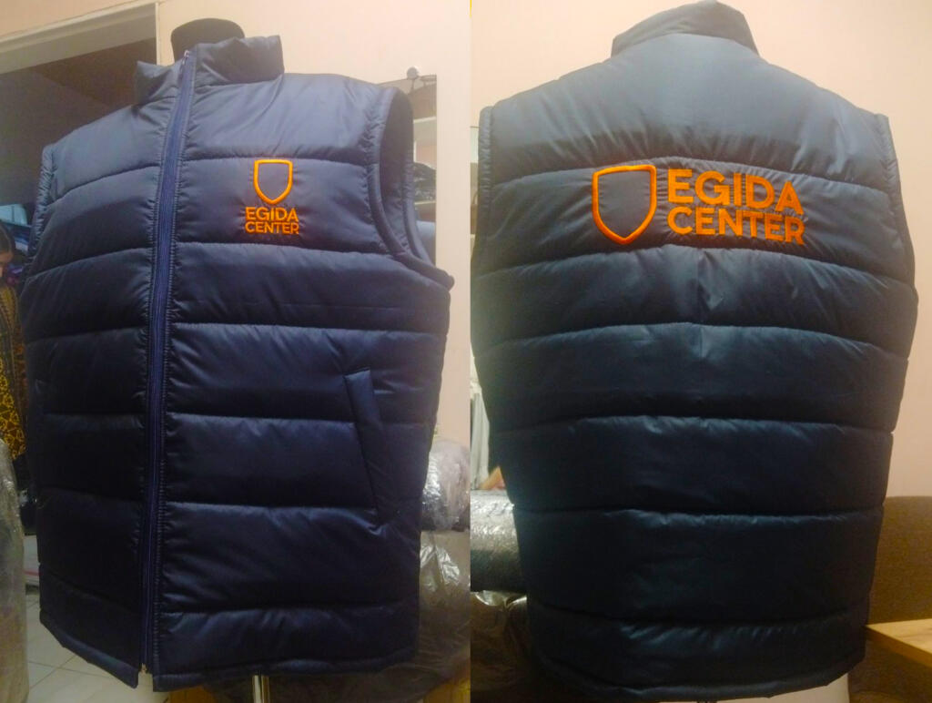 Темно синий жилет