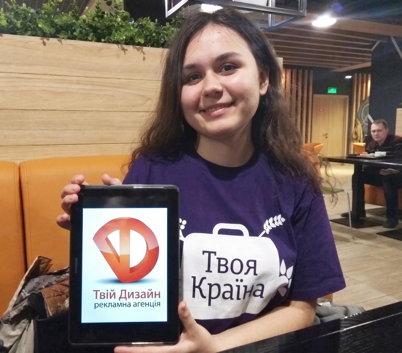 Фиолетовые футболки с логотипом