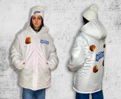 Біла куртка з логотипом
