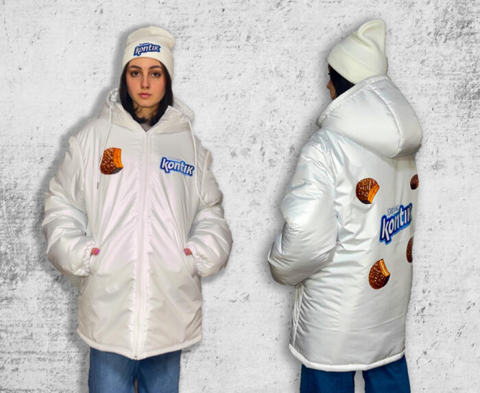 Белая куртка с логотипом