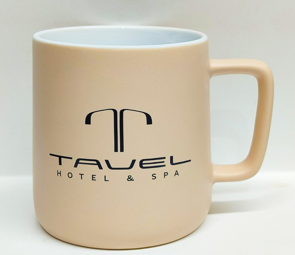 Бежева чашка з логотипом компанії