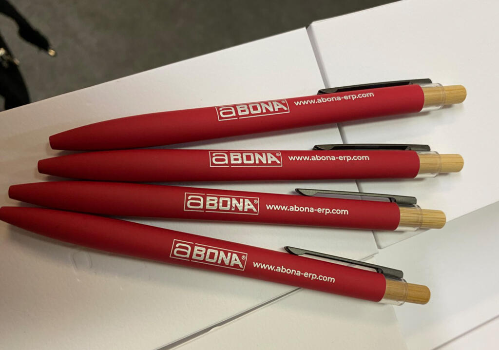 Красные ручки с логотипом