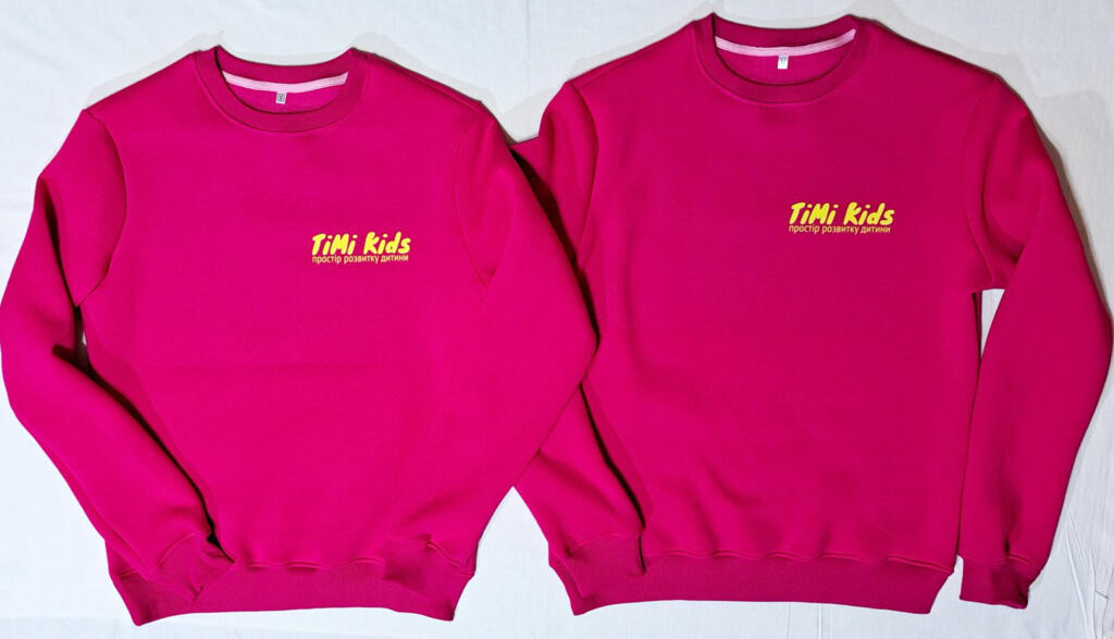 Малиновая кофта с логотипом