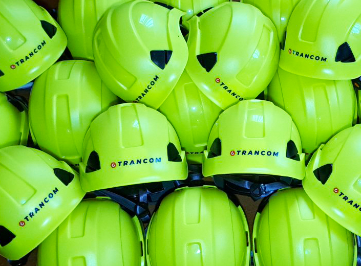 Головной убор каска с логотипом