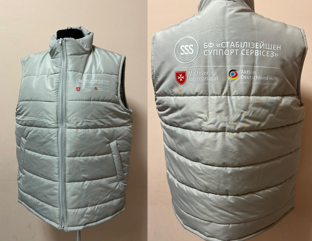 Сірі жилетки з логотипом