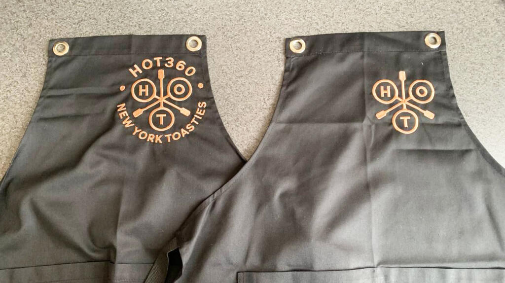 Елегантна вишивка на фартухах для персоналу