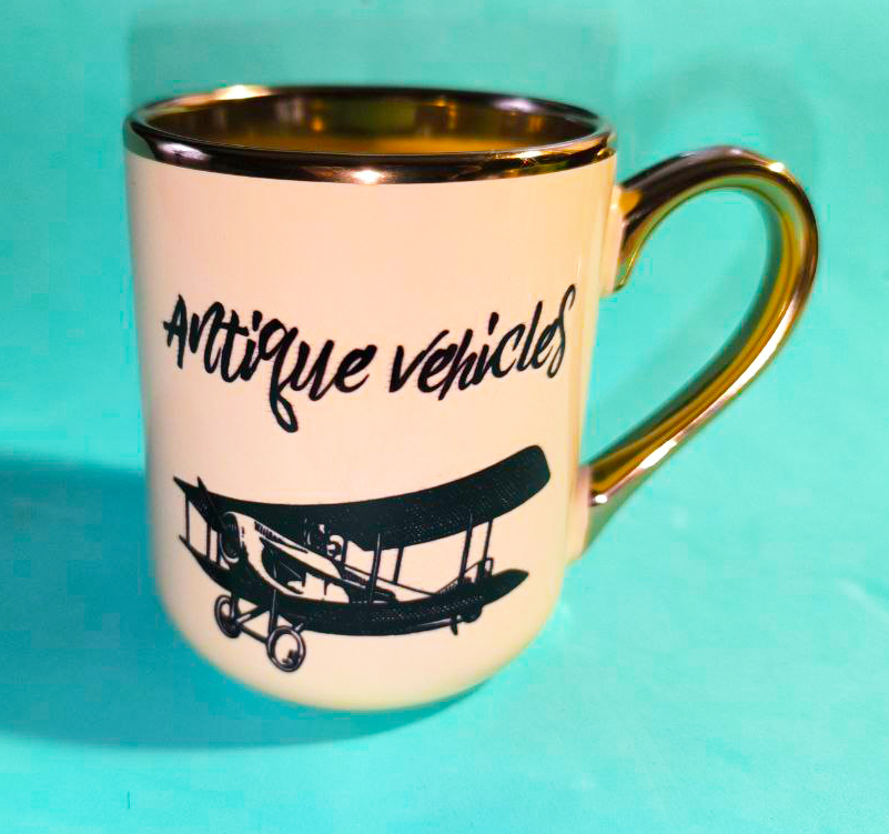 Бежева чашка з позолотою