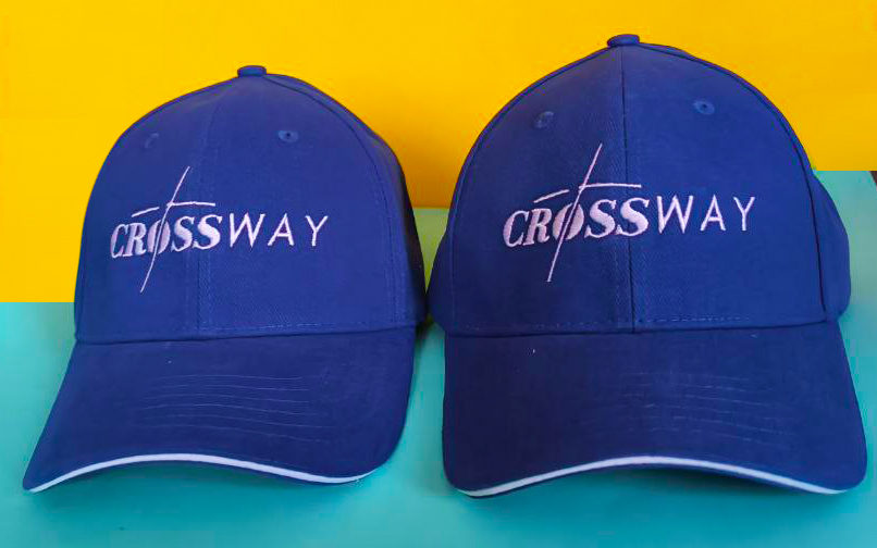 Сині кепки з вишивкой