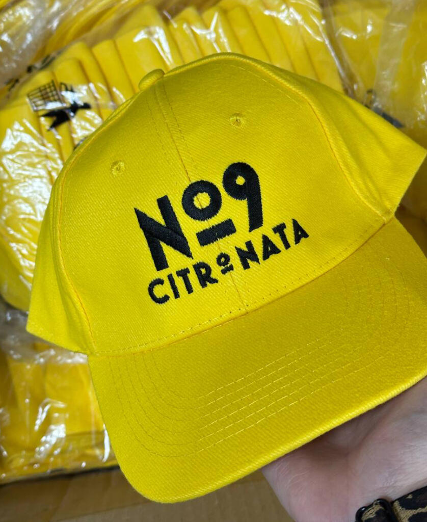 Жовті кепки з вишивкою логотипу