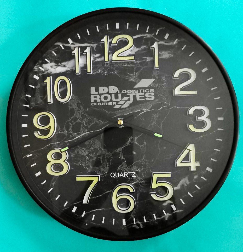 Черные настенные часы с логотипом