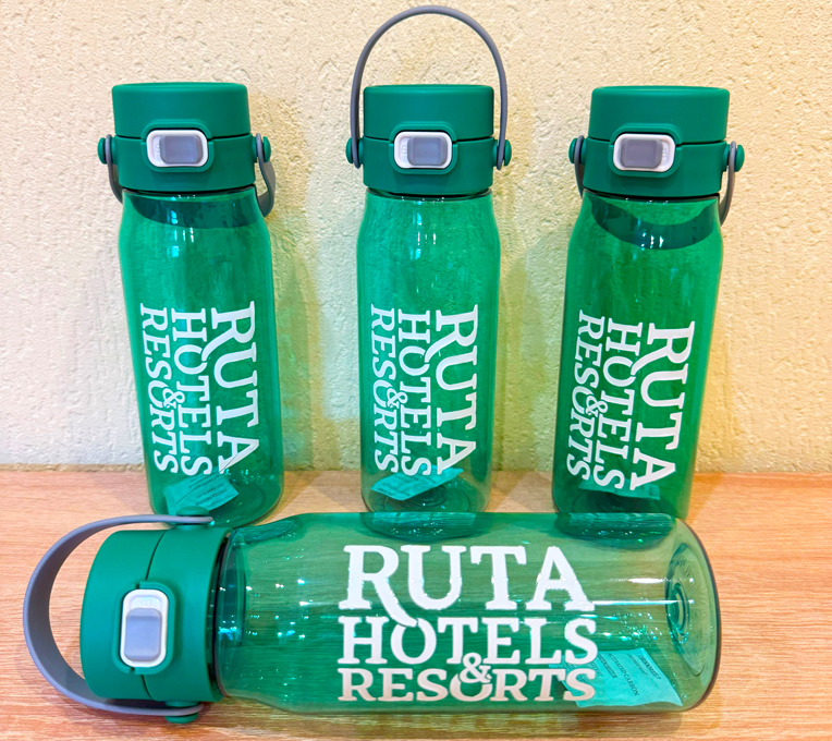 Зеленая бутылка с логотипом