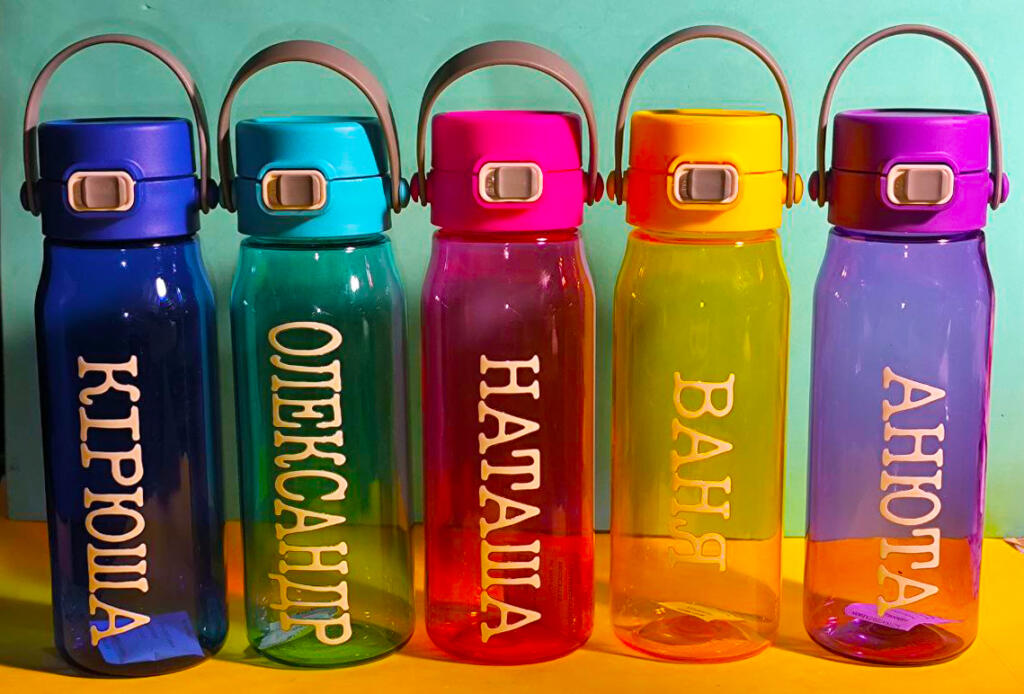 Кольорові пляшечки з іменами