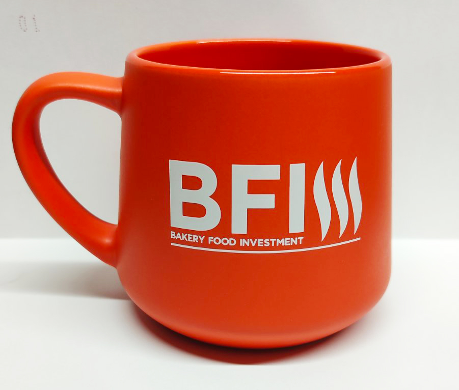 Помаранчеві чашки з логотипом