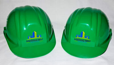 Зеленые каски с логотипом