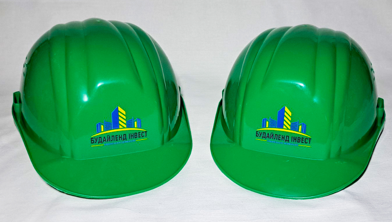 Зеленые каски с логотипом