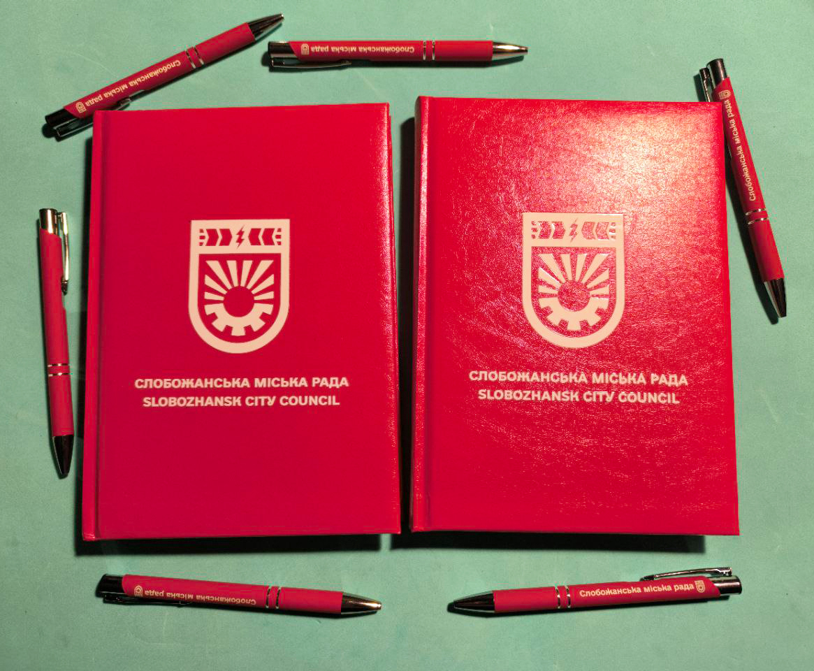 Червоні блокноти з логотипом