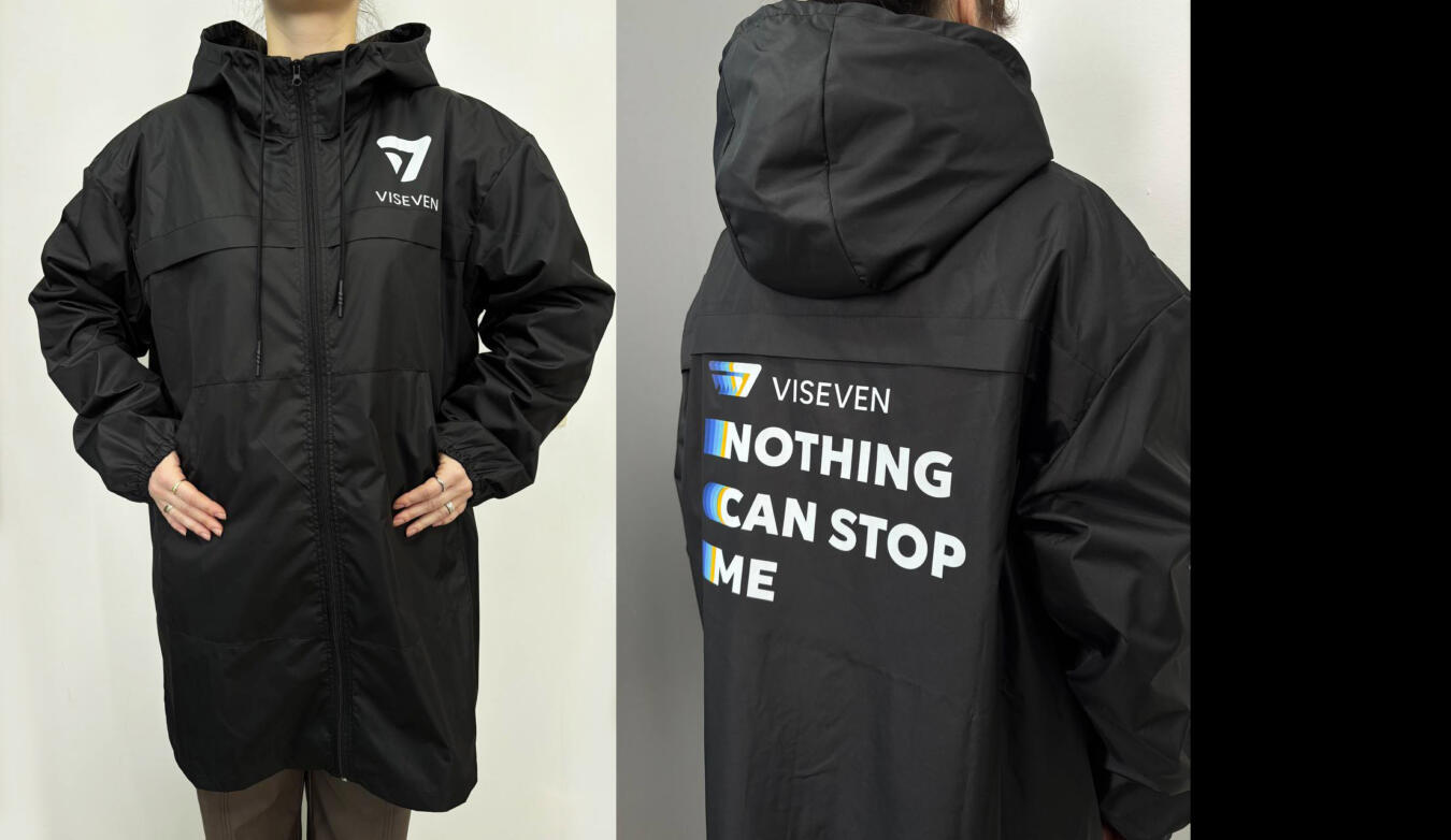 Чорний плащ -ветровка с лого