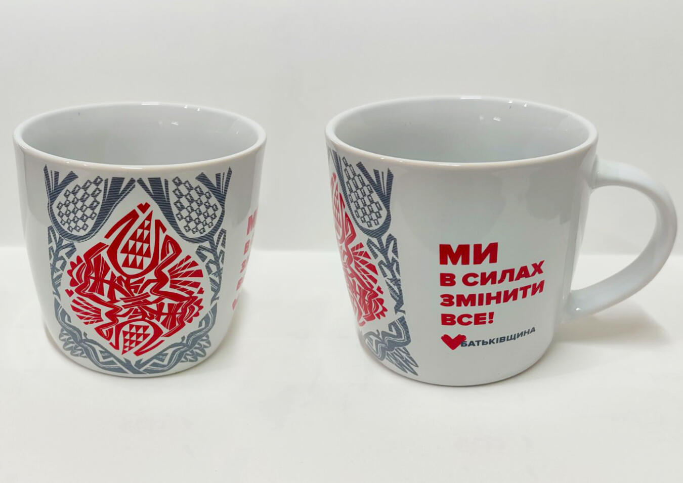 Белые чашки с деколью