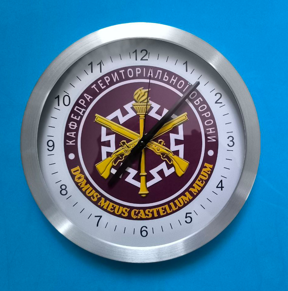 Большие часы с логотипом