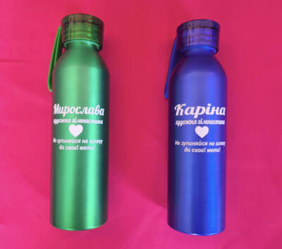 Кольорові пляшки з іменами