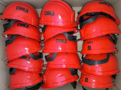 Червоні каски з логотипом