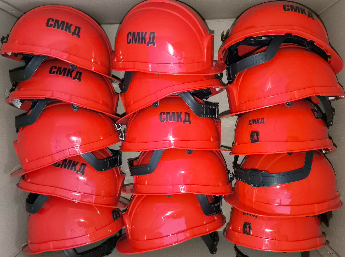 Червоні каски з логотипом