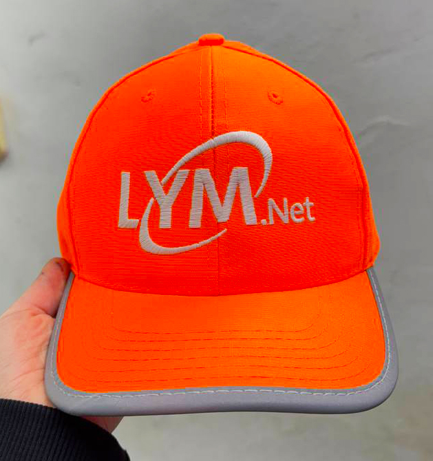 Люминесцентная кепка с светящейся вышивкой