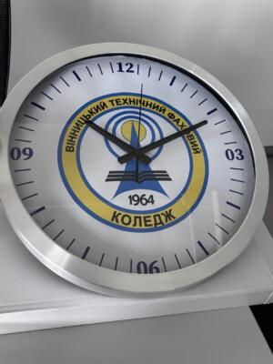 Большие часы с логотипом